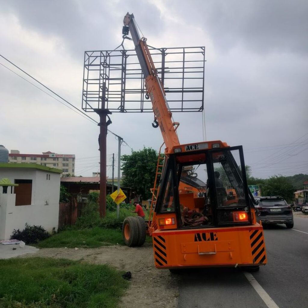Hydra crane services noida